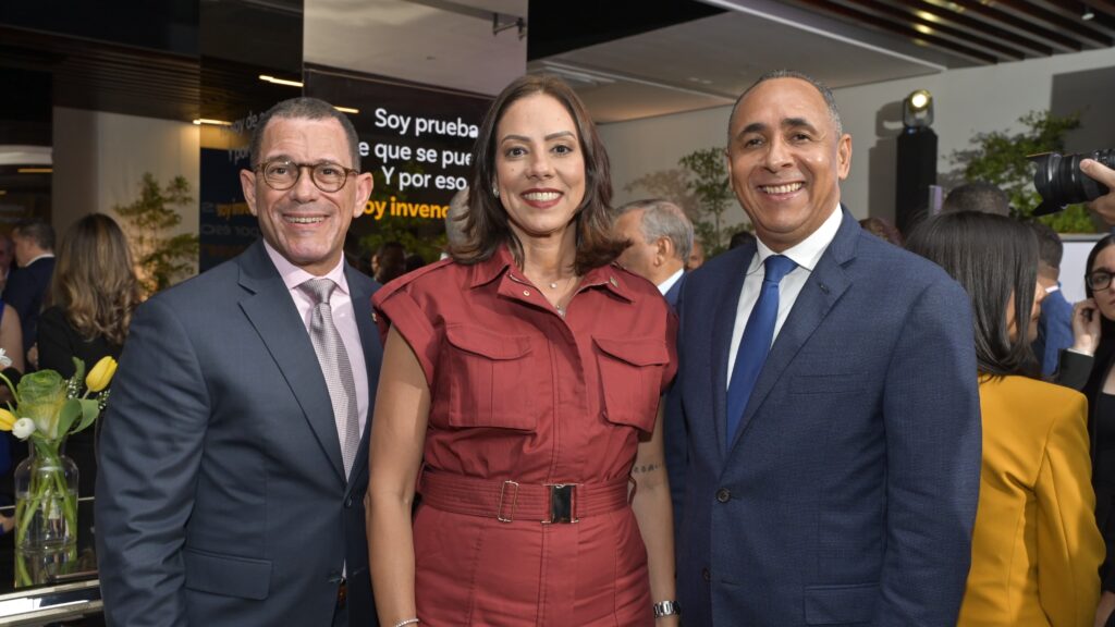El Banco de Reservas presentó su nueva campaña institucional ¡Somos
invencibles! en un agradable encuentro con clientes, comunicadores y
relacionados, con la que rinde un homenaje al orgullo, la confianza y la
capacidad de los dominicanos para superar cualquier desafío.