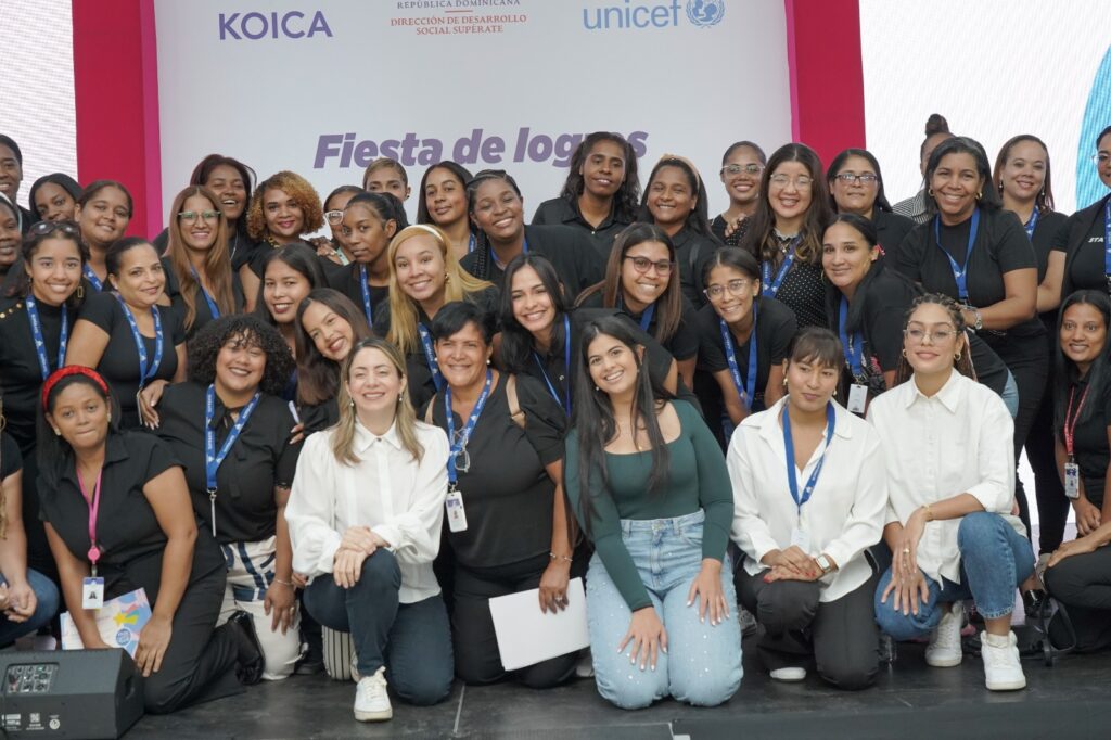 La Dirección de Desarrollo Social Supérate (DDSS) celebró la graduación nacional de 1,187 niñas y adolescentes del proyecto “Club de Chicas”, iniciativa enfocada en la reducción de uniones tempranas y embarazos en adolescentes, en alianza con el Fondo de las Naciones Unidas para la Infancia (UNICEF) y la Agencia de Cooperación Internacional de Corea (KOICA).Esta estrategia, implementada desde la unidad de Niñez y Adolescencia de la DDSS, involucra de manera directa a madres, padres y tutores, así como líderes comunitarios, junto a un equipo de psicólogos, facilitadores y personal de apoyo.