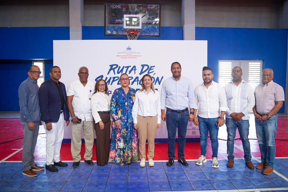 La directora general de la Dirección de Desarrollo Social Supérate (DDSS), Gloria Reyes, junto a autoridades locales de esta provincia, encabezó la incorporación de más de 2,000 nuevas familias a la Ruta de Superación de la Pobreza (RSP), una estrategia que busca acompañar a los hogares en situación de vulnerabilidad hacia su desarrollo y movilidad social.