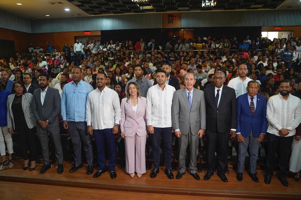 En un paso clave hacia el fortalecimiento de las oportunidades educativas y económicas para la juventud dominicana, el Gobierno, encabezado por el presidente Luis Abinader, a través del Ministerio de la Juventud y la Dirección de Desarrollo Social Supérate, oficializó el lanzamiento de “Tarjeta Joven”, un nuevo programa social dirigido a jóvenes entre los 18 y 35 años en condiciones de pobreza o vulnerabilidad.