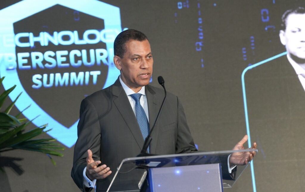 El presidente del Consejo Directivo del Instituto Dominicano de las Telecomunicaciones (INDOTEL), Guido Gómez Mazara, afirmó que el órgano regulador está estimulando procesos de formación en materia de ciberseguridad para que República Dominicana siga siendo un país seguro en términos tecnológicos y en la protección de los datos digitales.