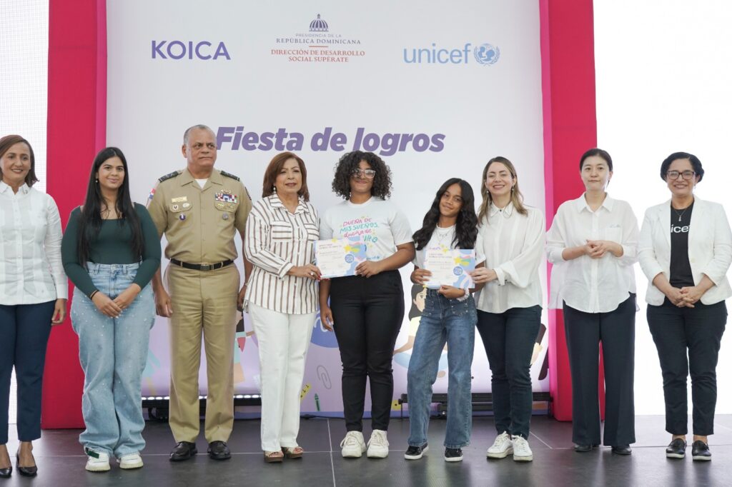 La Dirección de Desarrollo Social Supérate (DDSS) celebró la graduación nacional de 1,187 niñas y adolescentes del proyecto “Club de Chicas”, iniciativa enfocada en la reducción de uniones tempranas y embarazos en adolescentes, en alianza con el Fondo de las Naciones Unidas para la Infancia (UNICEF) y la Agencia de Cooperación Internacional de Corea (KOICA).Esta estrategia, implementada desde la unidad de Niñez y Adolescencia de la DDSS, involucra de manera directa a madres, padres y tutores, así como líderes comunitarios, junto a un equipo de psicólogos, facilitadores y personal de apoyo.