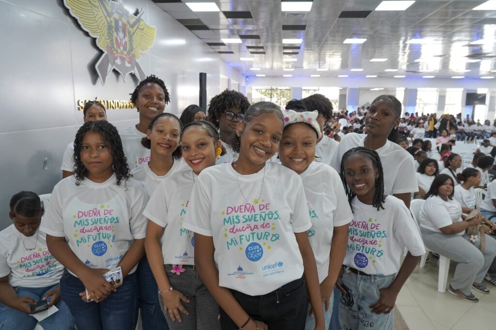 La Dirección de Desarrollo Social Supérate (DDSS) celebró la graduación nacional de 1,187 niñas y adolescentes del proyecto “Club de Chicas”, iniciativa enfocada en la reducción de uniones tempranas y embarazos en adolescentes, en alianza con el Fondo de las Naciones Unidas para la Infancia (UNICEF) y la Agencia de Cooperación Internacional de Corea (KOICA).Esta estrategia, implementada desde la unidad de Niñez y Adolescencia de la DDSS, involucra de manera directa a madres, padres y tutores, así como líderes comunitarios, junto a un equipo de psicólogos, facilitadores y personal de apoyo.