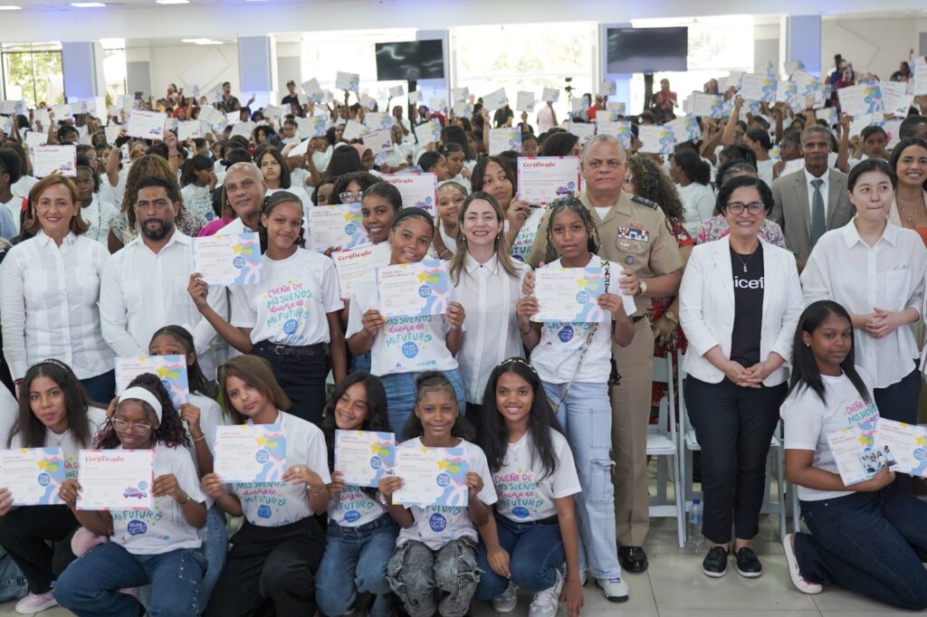 La Dirección de Desarrollo Social Supérate (DDSS) celebró la graduación nacional de 1,187 niñas y adolescentes del proyecto “Club de Chicas”, iniciativa enfocada en la reducción de uniones tempranas y embarazos en adolescentes, en alianza con el Fondo de las Naciones Unidas para la Infancia (UNICEF) y la Agencia de Cooperación Internacional de Corea (KOICA).Esta estrategia, implementada desde la unidad de Niñez y Adolescencia de la DDSS, involucra de manera directa a madres, padres y tutores, así como líderes comunitarios, junto a un equipo de psicólogos, facilitadores y personal de apoyo.