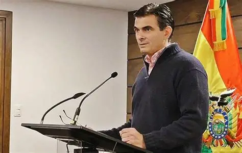 Rodrigo Paz, candidato del Partido Demócrata Cristiano (PDC), se impuso en la primera segunda vuelta presidencial en la historia de Bolivia con un 54% de los votos, marcando el fin de dos décadas de hegemonía del Movimiento al Socialismo (MAS) y abriendo una nueva etapa política en la nación andina.