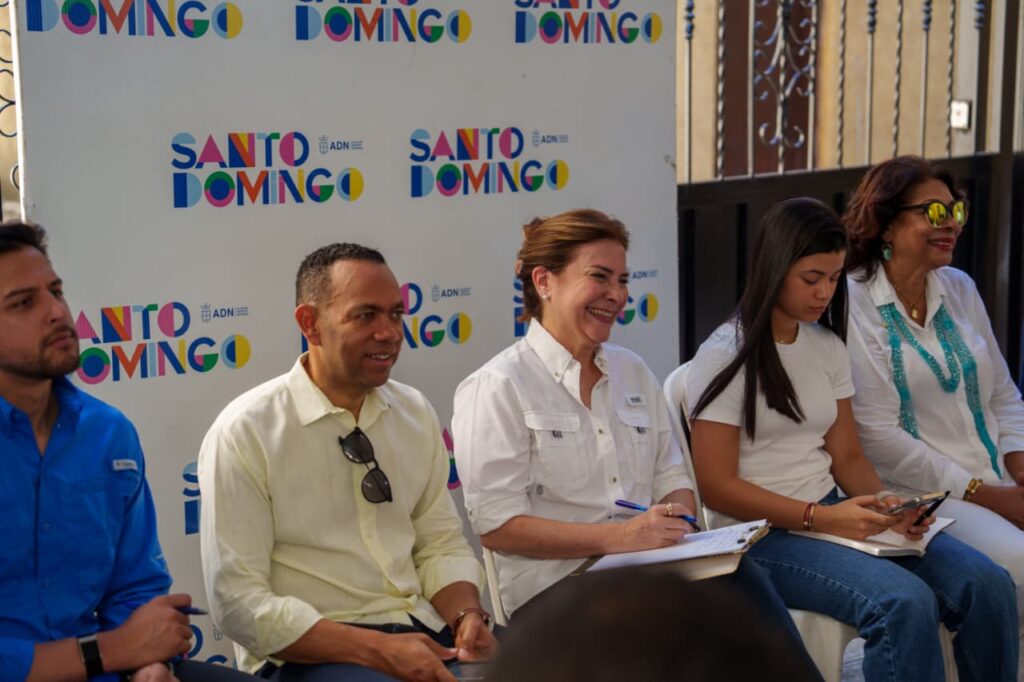 Carolina Mejía se trasladó al sector de Gazcue con el programa La Alcaldía Llega a Ti, para escuchar detalladamente las inquietudes expuestas por los residentes de esta localidad y brindó soluciones.