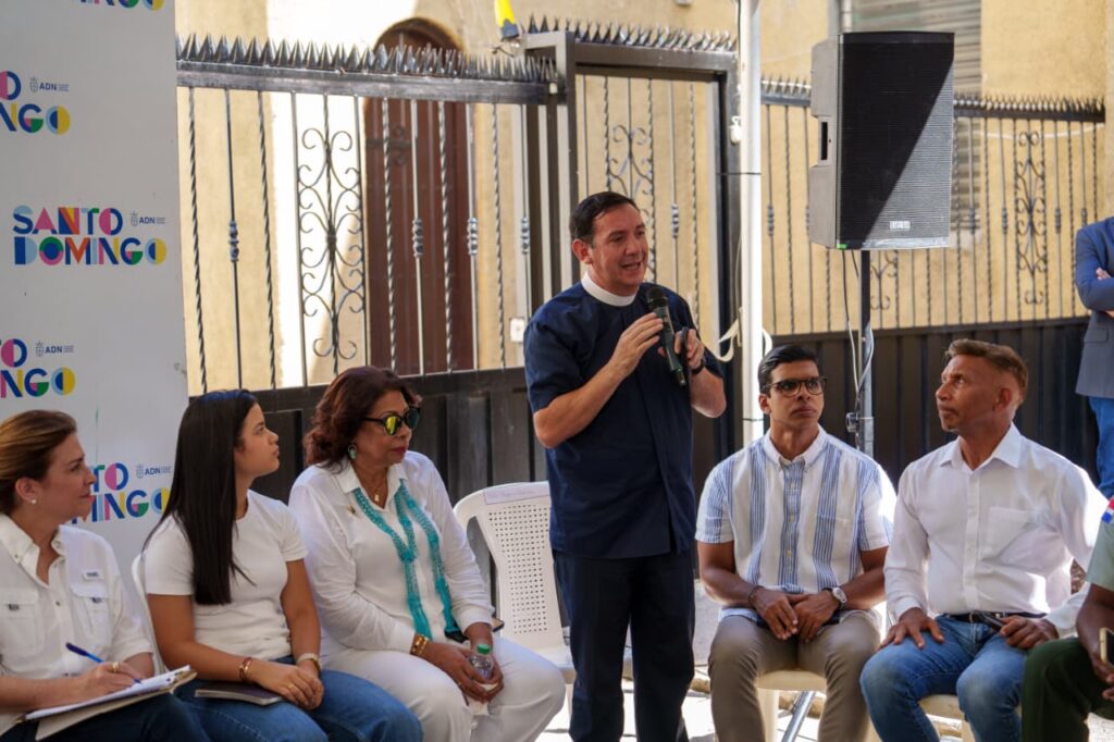 Carolina Mejía se trasladó al sector de Gazcue con el programa La Alcaldía Llega a Ti, para escuchar detalladamente las inquietudes expuestas por los residentes de esta localidad y brindó soluciones.