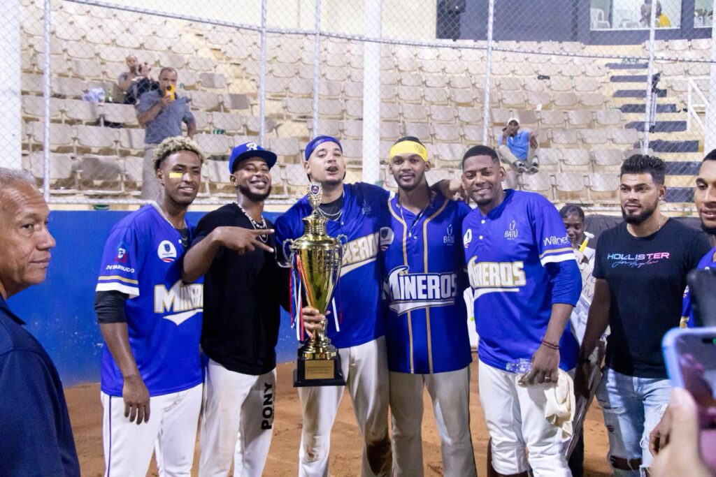 Jomar Reyes remolcó tres carreras, Kevin Lolo Sánchez e Imanol Vargas impulsaron dos cada uno para llevar a los Mineros de Bonao a conquistar el título de la Liga Nacional de Béisbol de Verano 2025, luego de vencer 11 vueltas por 5 a los Atléticos de Puerto Plata en el quinto y decisivo partido.