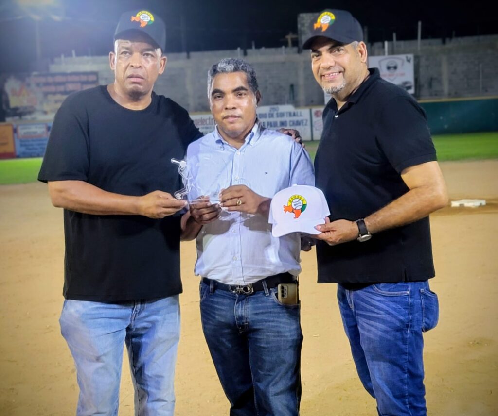 En un emotivo acto celebrado la noche del pasado viernes, la Asociación de Softball de Santo Domingo Oeste otorgó un reconocimiento al destacado dirigente político y jurista Vinicio Aquino por sus constantes y valiosos aportes al desarrollo del deporte en el municipio.
