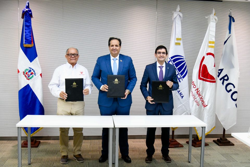 El Ministerio de Salud, la empresa productora de Cementos Argos Dominicana y el Hemocentro Nacional se comprometieron a desarrollar esfuerzos comunes en la promoción de la donación de sangre altruista, espontánea y repetitiva, con la meta de reducir el déficit y mejorar la capacidad de los centros de salud del Estado para satisfacer la demanda nacional.