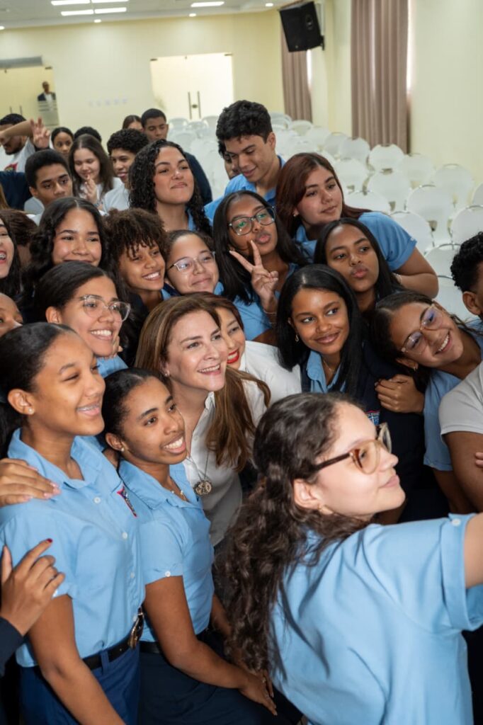 Carolina Mejía, al conversar con los estudiantes del colegio de Arroyo Hondo mediante el programa La Alcaldía Llega a los Centros Educativos, incentivó a los jóvenes a crear conciencia sobre el manejo de residuos sólidos para así cuidar el medio ambiente.
