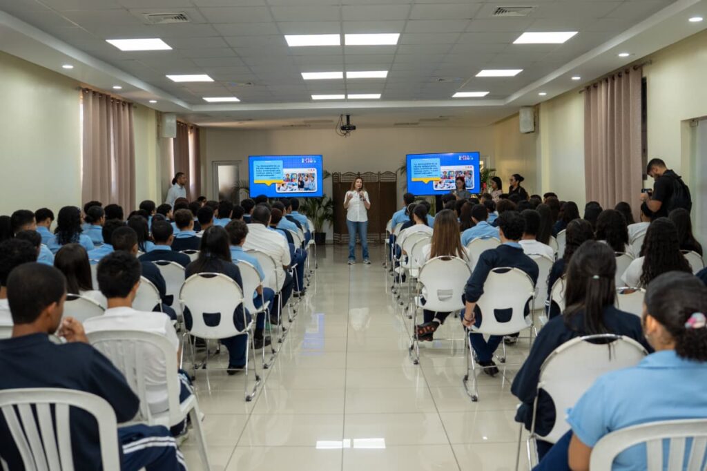 Carolina Mejía, al conversar con los estudiantes del colegio de Arroyo Hondo mediante el programa La Alcaldía Llega a los Centros Educativos, incentivó a los jóvenes a crear conciencia sobre el manejo de residuos sólidos para así cuidar el medio ambiente.