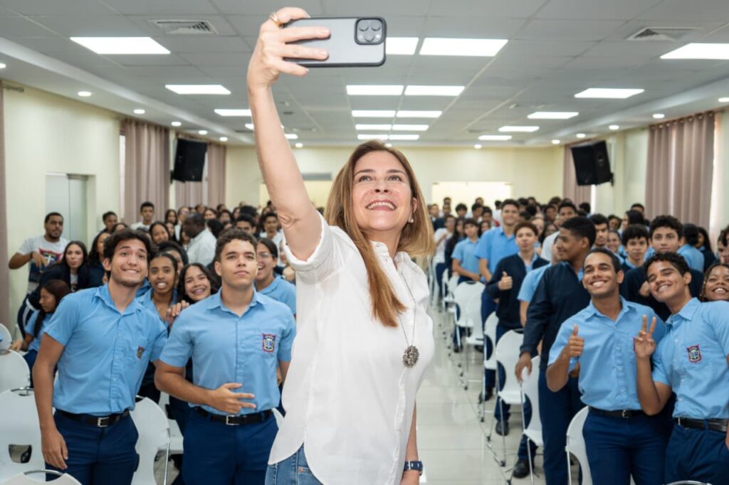 Carolina Mejía, al conversar con los estudiantes del colegio de Arroyo Hondo mediante el programa La Alcaldía Llega a los Centros Educativos, incentivó a los jóvenes a crear conciencia sobre el manejo de residuos sólidos para así cuidar el medio ambiente.