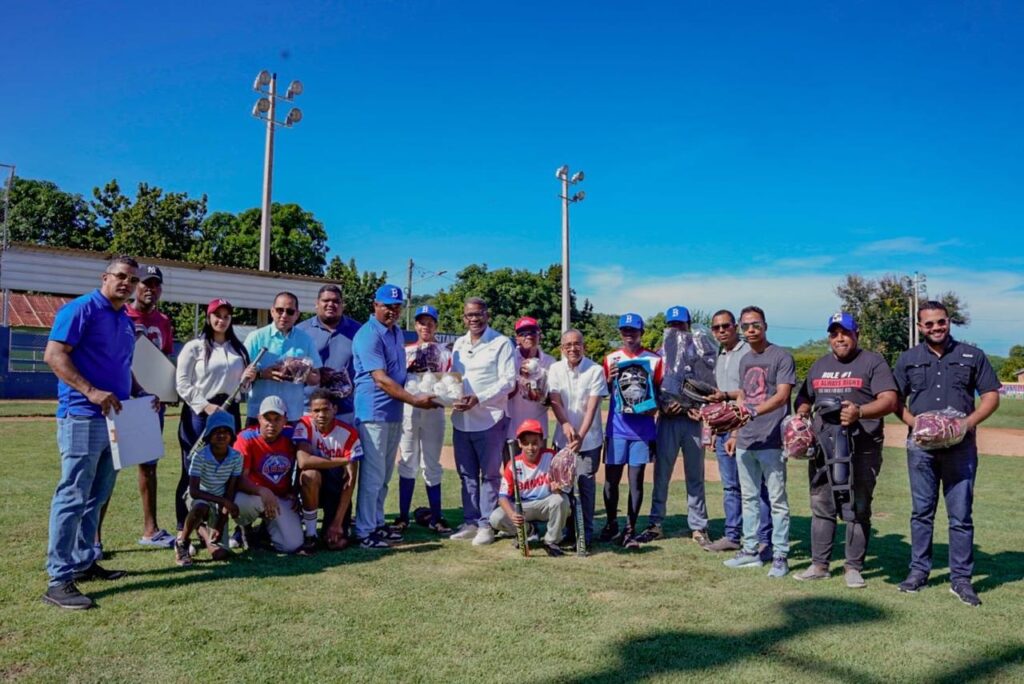 En cumplimiento del compromiso del presidente Luis Abinader con el desarrollo de la juventud en la frontera y todo el país, el director de los Proyectos Estratégicos y Especiales de la Presidencia (Propeep), Robert Polanco, entregó este viernes útiles deportivos a la Liga Roberto Ampallé en el municipio de Bánica, además de supervisar los trabajos finales de la Plaza Comunitaria que construye la institución en esta localidad del sur.