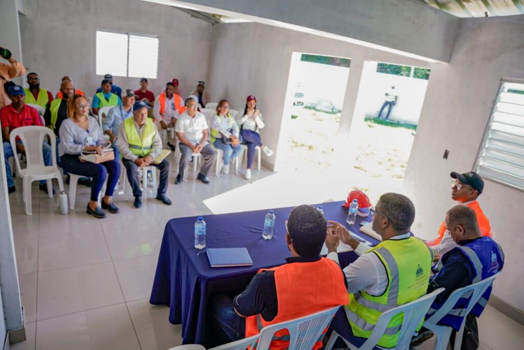 En cumplimiento del compromiso del presidente Luis Abinader con el desarrollo de la juventud en la frontera y todo el país, el director de los Proyectos Estratégicos y Especiales de la Presidencia (Propeep), Robert Polanco, entregó este viernes útiles deportivos a la Liga Roberto Ampallé en el municipio de Bánica, además de supervisar los trabajos finales de la Plaza Comunitaria que construye la institución en esta localidad del sur.