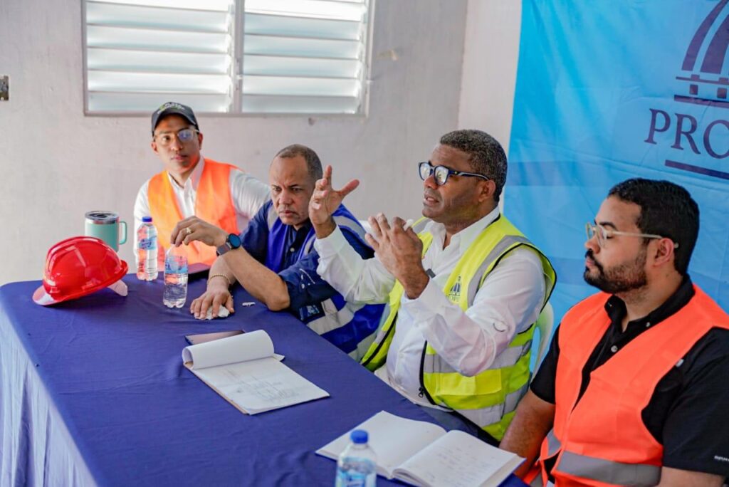 En cumplimiento del compromiso del presidente Luis Abinader con el desarrollo de la juventud en la frontera y todo el país, el director de los Proyectos Estratégicos y Especiales de la Presidencia (Propeep), Robert Polanco, entregó este viernes útiles deportivos a la Liga Roberto Ampallé en el municipio de Bánica, además de supervisar los trabajos finales de la Plaza Comunitaria que construye la institución en esta localidad del sur.
