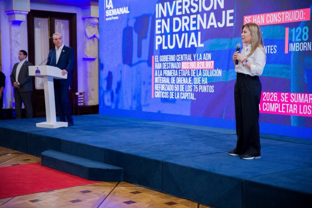 Carolina Mejía aprovechó su participación en LA Semanal para agradecer al presidente Luis Abinader por sus aportes para la mejora del drenaje pluvial en puntos vulnerables, así como también a los más de 1,500 brigadistas de la Alcaldía del Distrito Nacional que realizaron una labor formidable en la prevención y mitigación de los efectos de la tormenta tropical Melissa.