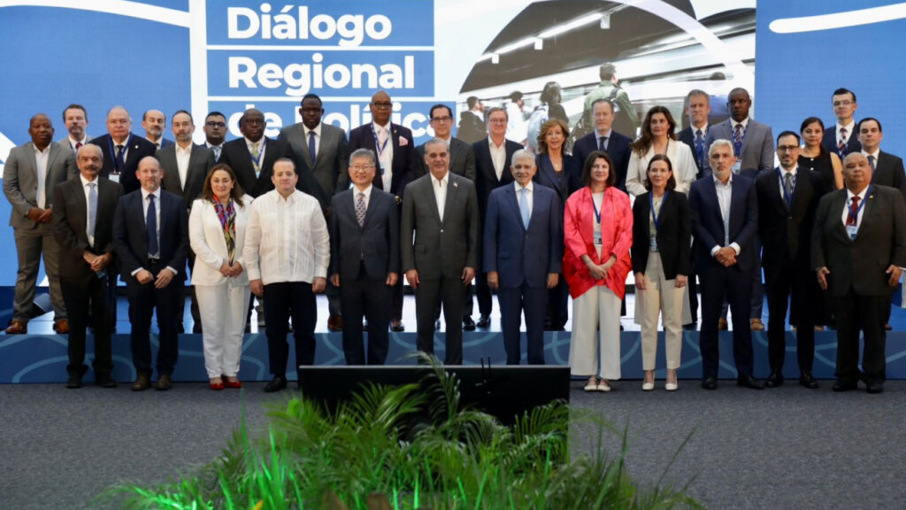  El presidente Luis Abinader posicionó a la República Dominicana en el centro del debate global sobre transporte sostenible al inaugurar este martes el Diálogo Regional de Políticas Públicas sobre Transporte 2025, donde el país participó por primera vez como miembro pleno del International Transport Forum (ITF).