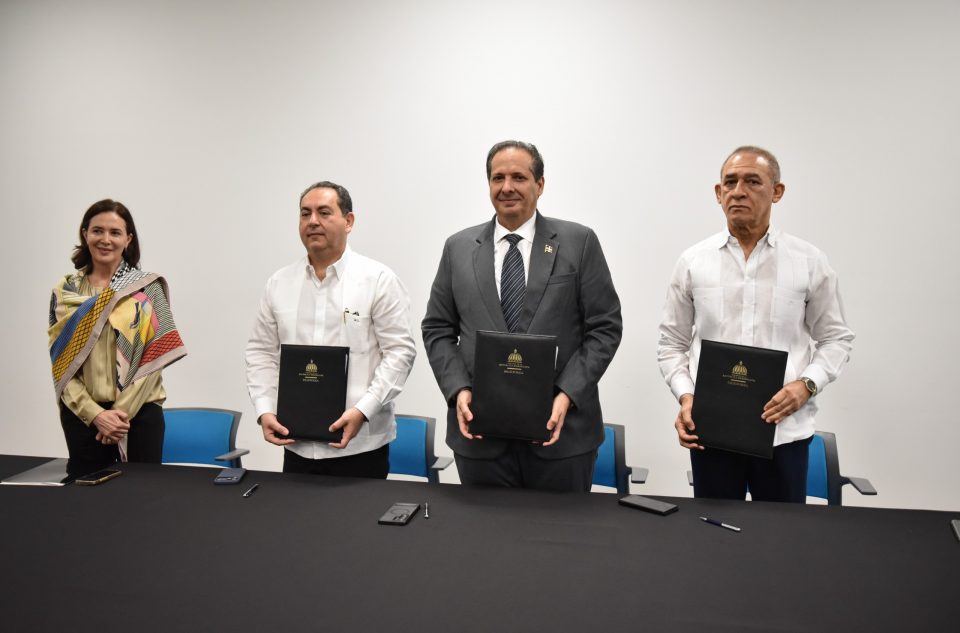 Con el propósito de continuar fortaleciendo el sistema de salud de República Dominicana, el Ministerio de Salud, el Servicio Nacional de Salud (SNS), PROMESE/CAL y los Servicios Regionales de Salud (SRS), realizaron la de firma de los acuerdos interinstitucionales