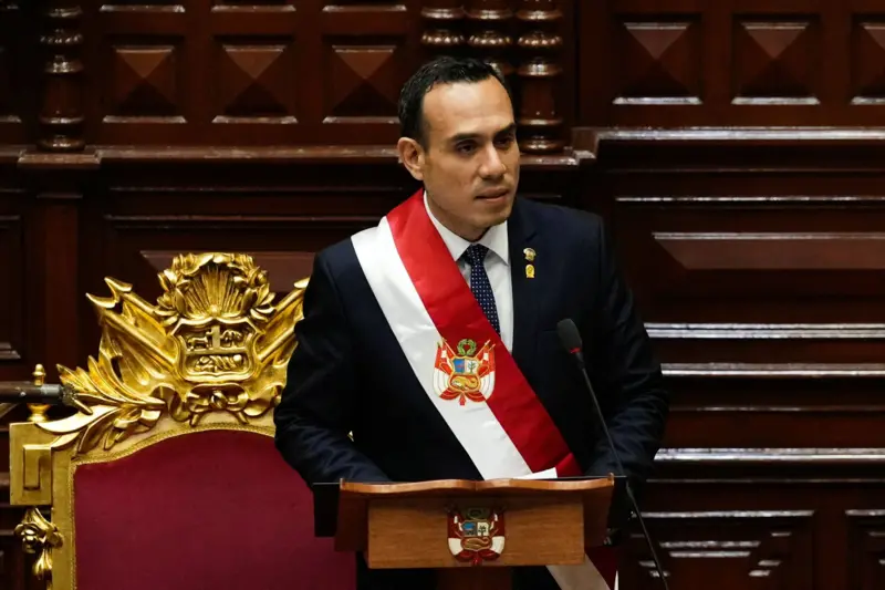 El Congreso de la República del Perú aprobó en la madrugada de este viernes la vacancia de la presidenta Dina Boluarte, al declarar su “incapacidad moral permanente” para ejercer el cargo, en una votación contundente que marcó el fin anticipado de su mandato. 