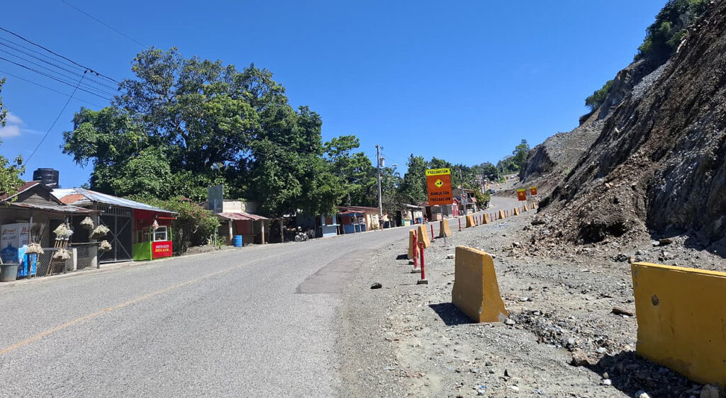 El Ministerio de Obras Públicas y Comunicaciones (MOPC) informó que la reconstrucción de la carretera Jarabacoa avanza de forma planificada, y actualmente se ejecutan desmontes programados como parte de las medidas para evitar derrumbes en los puntos intervenidos.