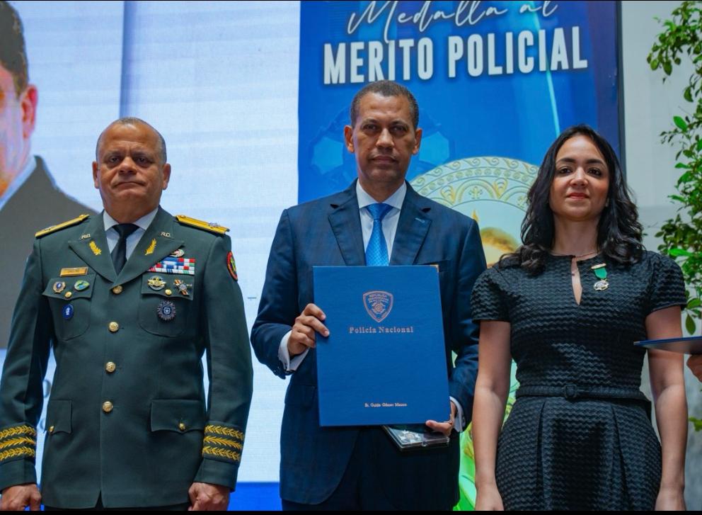 El presidente del Consejo Directivo del Instituto Dominicano de las Telecomunicaciones (INDOTEL), Guido Gómez Mazara, fue reconocido con la Medalla al Mérito Policial 2025 con Distintivo Verde, que resalta el apoyo brindado por el órgano regulador bajo su gestión para mejorar la eficiencia operativa de la institución del orden mediante la ejecución del proyecto “Destacamentos Conectados”, que enlaza a la red las dotaciones policiales para mejorar las capacidades de respuesta ante situaciones de criminalidad.