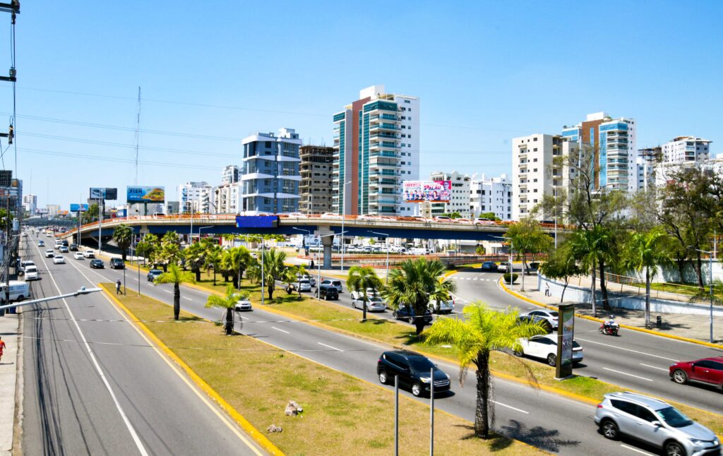 El Ministerio de Obras Públicas y Comunicaciones (MOPC), a partir de este lunes 20 hasta el sábado 25 de octubre, cerrará el tránsito vehicular en diversos pasos a desnivel y puentes del Gran Santo Domingo, debido a que brigadas de la institución estarán realizando labores de mantenimiento.