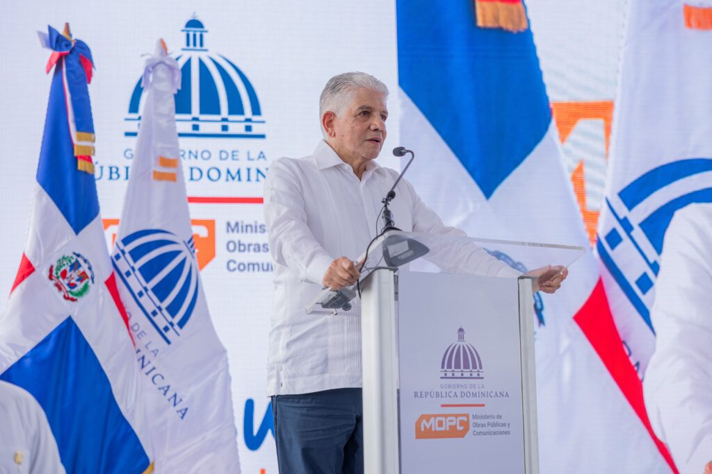 El ministro de Obras Públicas y Comunicaciones (MOPC), Eduardo Estrella, informó que el Gobierno trabaja en la construcción de infraestructuras viales en todo el país, para mejorar la circulación vehicular y la conexión entre provincias.Entre los proyectos más relevantes se encuentran las circunvalaciones de San Francisco de Macorís (actualmente en fase de asfaltado), Moca, Navarrete y La Otra Banda, en la provincia de La Altagracia, obras buscan reducir la congestión urbana.