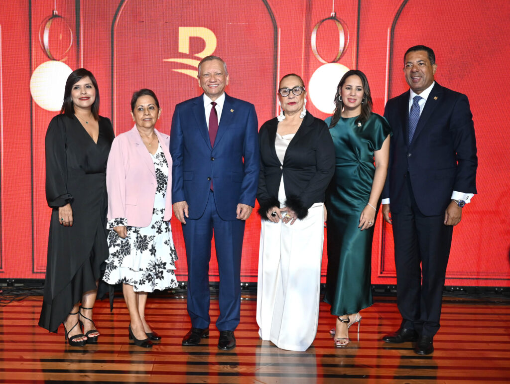 El presidente ejecutivo del Banco de Reservas, doctor Leonardo Aguilera,
informó que la cartera de créditos de la institución financiera en la región
norte se sitúa en RD$135,000 millones, de los cuales RD$56,000 millones
están colocados en Santiago.