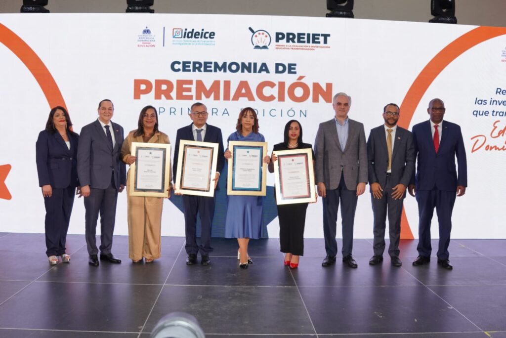 El Ministerio de Educación de la República Dominicana (Minerd) y el Instituto Dominicano
de Evaluación e Investigación de la Calidad Educativa (Ideice) entregaron este jueves los galardones de la
primera edición del Premio a la Evaluación e Investigación Educativa Transformadora (PREIET) creado para
promover y reconocer la producción científica nacional en el ámbito educativo.
El ministro de Educación, Luis Miguel De Camps, encabezó la ceremonia y destacó que la investigación
cumple un rol esencial en cualquier proyecto de desarrollo debido a que es la base que permite innovar, mejorar
prácticas y fortalecer decisiones.