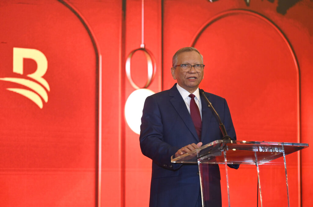 El presidente ejecutivo del Banco de Reservas, doctor Leonardo Aguilera,
informó que la cartera de créditos de la institución financiera en la región
norte se sitúa en RD$135,000 millones, de los cuales RD$56,000 millones
están colocados en Santiago.