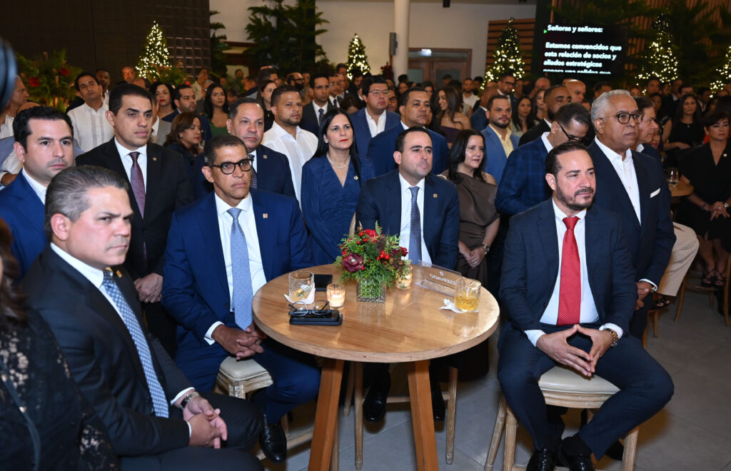 El presidente ejecutivo del Banco de Reservas, doctor Leonardo Aguilera,
informó que la cartera de créditos de la institución financiera en la región
norte se sitúa en RD$135,000 millones, de los cuales RD$56,000 millones
están colocados en Santiago.