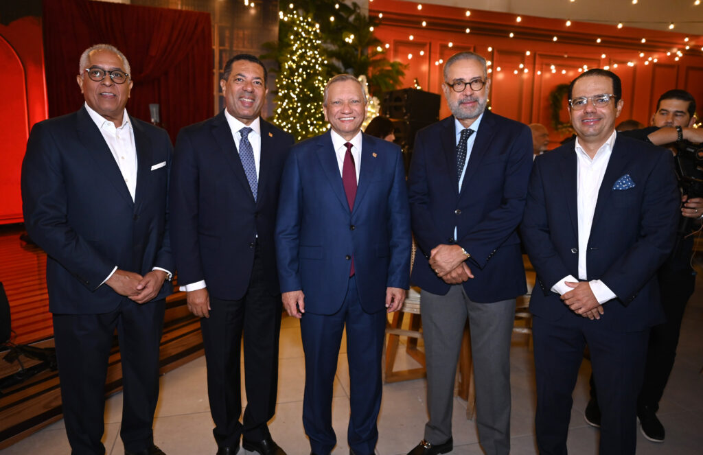 El presidente ejecutivo del Banco de Reservas, doctor Leonardo Aguilera,
informó que la cartera de créditos de la institución financiera en la región
norte se sitúa en RD$135,000 millones, de los cuales RD$56,000 millones
están colocados en Santiago.