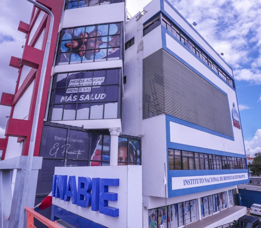  El Instituto Nacional de Bienestar Estudiantil (INABIE) convoca a los interesados en el Programa de Alimentación Escolar (PAE) a participar en la consulta pública del proyecto del pliego de condiciones, referencia INABIE-CCC-LPN-2025-0045, para la contratación de los servicios de almuerzo de la Jornada Escolar Extendida y su distribución en los centros educativos públicos, durante los períodos lectivos 2026-2027 y 2027-2028.