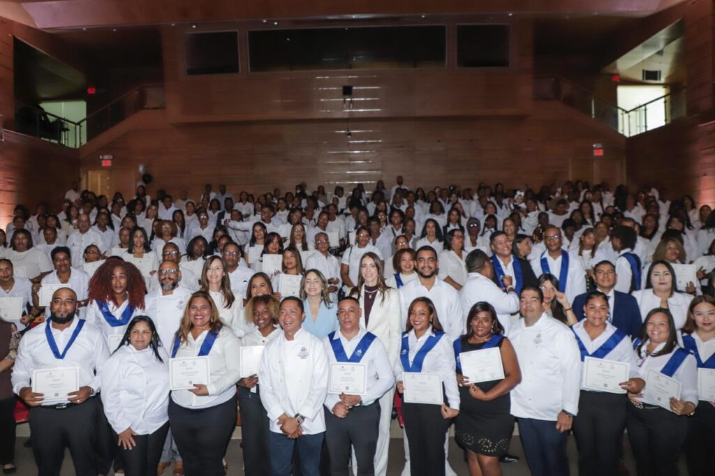 La Dirección de Desarrollo Social Supérate celebró la graduación de 300 estudiantes del Centro de Superación Gastronómica Supérate (CSGS) de Los Botados, Boca Chica, provincia Santo Domingo; quienes culminaron satisfactoriamente su ciclo formativo en áreas de hostelería y cocina profesional.