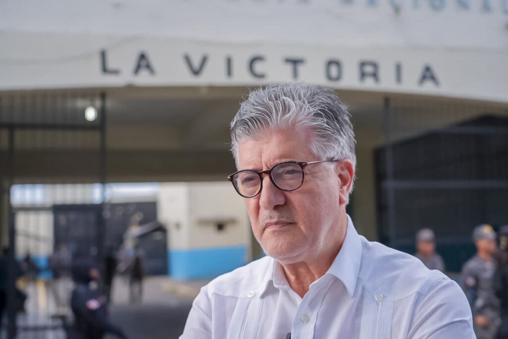  La Dirección General de Servicios Penitenciarios y Correccionales (DGSPC) inició este miércoles el histórico traslado de los internos de la Penitenciaría Nacional de La Victoria hacia el Centro de Corrección y Rehabilitación (CCR) Las Parras, ubicado en el municipio San Antonio de Guerra.