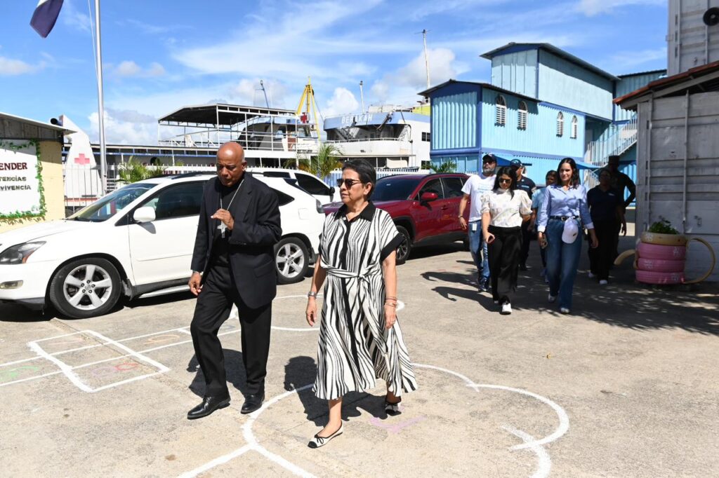 El Voluntariado Banreservas realizó una jornada masiva del
programa “Vida para el Ozama”, en la que más de 1,000 residentes de
comunidades próximas al río Ozama se beneficiaron con el intercambio de
raciones de alimentos de la canasta básica a cambio de fundas repletas de
plásticos.