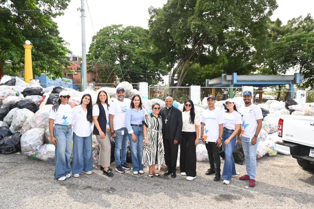 El Voluntariado Banreservas realizó una jornada masiva del
programa “Vida para el Ozama”, en la que más de 1,000 residentes de
comunidades próximas al río Ozama se beneficiaron con el intercambio de
raciones de alimentos de la canasta básica a cambio de fundas repletas de
plásticos.