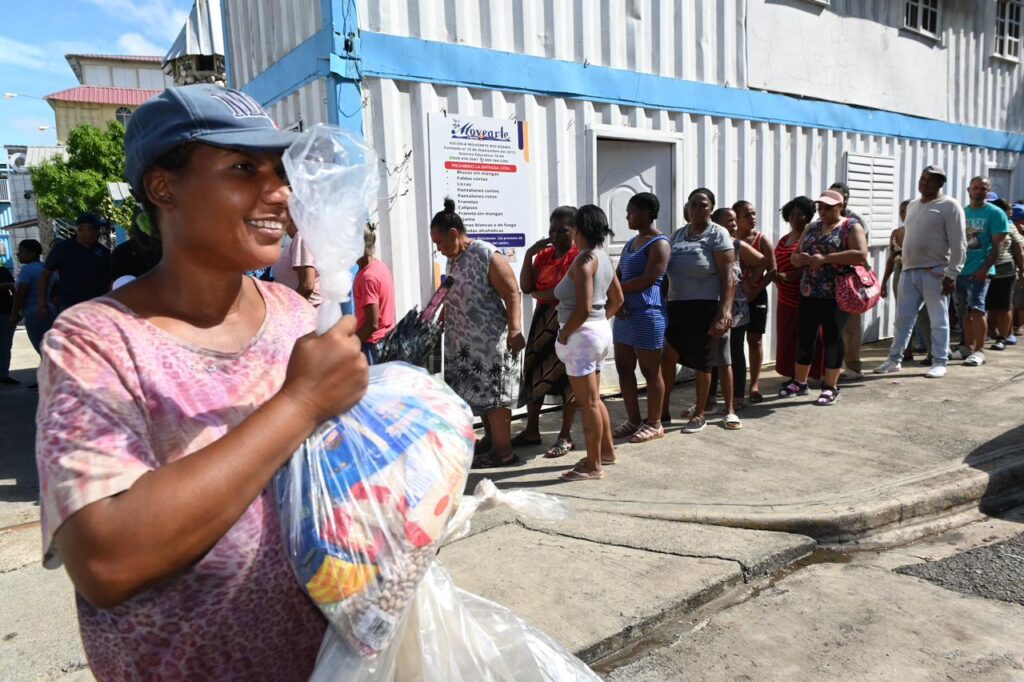 El Voluntariado Banreservas realizó una jornada masiva del
programa “Vida para el Ozama”, en la que más de 1,000 residentes de
comunidades próximas al río Ozama se beneficiaron con el intercambio de
raciones de alimentos de la canasta básica a cambio de fundas repletas de
plásticos.