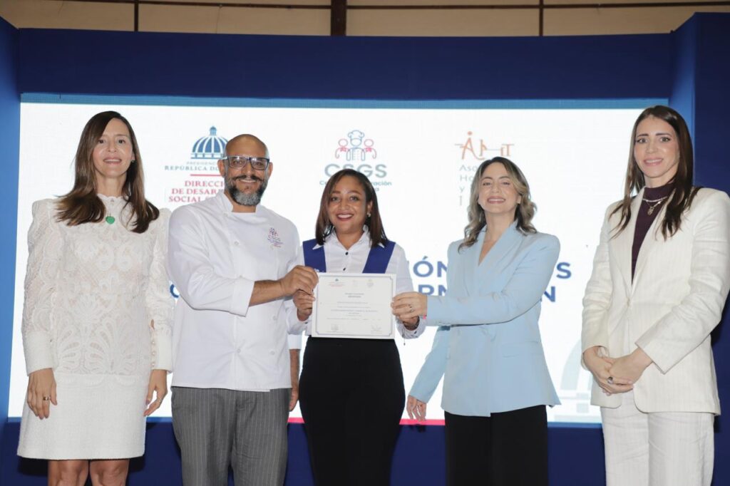 La Dirección de Desarrollo Social Supérate celebró la graduación de 300 estudiantes del Centro de Superación Gastronómica Supérate (CSGS) de Los Botados, Boca Chica, provincia Santo Domingo; quienes culminaron satisfactoriamente su ciclo formativo en áreas de hostelería y cocina profesional.