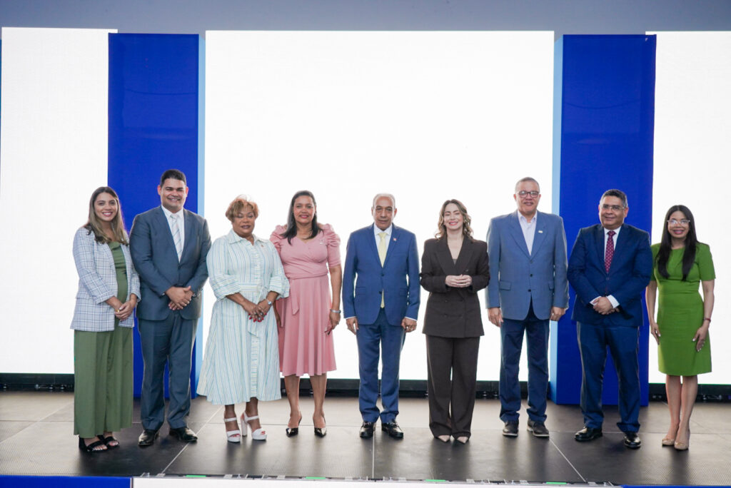 La Dirección de Desarrollo Social Supérate llevó a cabo este miércoles, en el marco de la “Semana de los Cuidados 2025”, la habilitación de la tercera cohorte de personas cuidadoras de República Dominicana; 87 nuevas cuidadoras y cuidadores de Azua (53) y Santo Domingo Este (35).