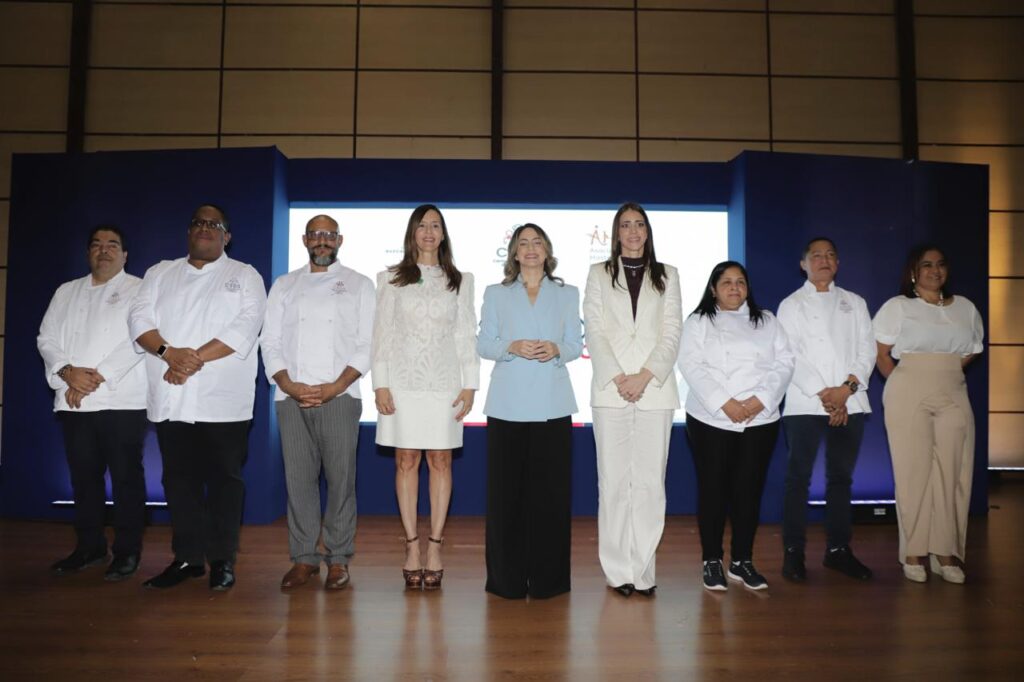 La Dirección de Desarrollo Social Supérate celebró la graduación de 300 estudiantes del Centro de Superación Gastronómica Supérate (CSGS) de Los Botados, Boca Chica, provincia Santo Domingo; quienes culminaron satisfactoriamente su ciclo formativo en áreas de hostelería y cocina profesional.