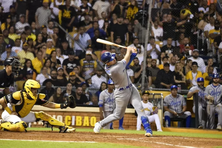  Hayden Senger disparó un doble de dos carreras para quebrar un empate en la parte alta del noveno y encaminar la victoria de los Tigres del Licey ocho carreras por siete sobre las Águilas Cibaeñas.