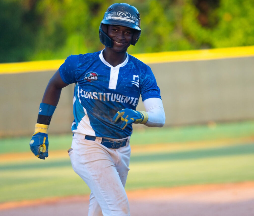 Los equipos de los Constituyentes, Metropolitanos y Capitaleños salieron victoriosos en la apertura del Clásico de Béisbol Infantil U12 Copa Banreservas, que se celebra en esta localidad con 12 equipos y más de 300 jugadores de todo el país.