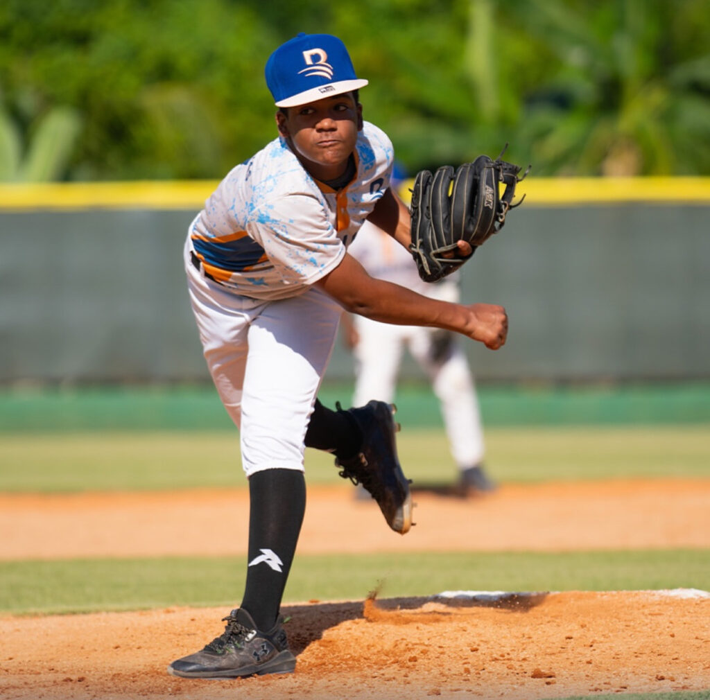 Los equipos de los Constituyentes, Metropolitanos y Capitaleños salieron victoriosos en la apertura del Clásico de Béisbol Infantil U12 Copa Banreservas, que se celebra en esta localidad con 12 equipos y más de 300 jugadores de todo el país.