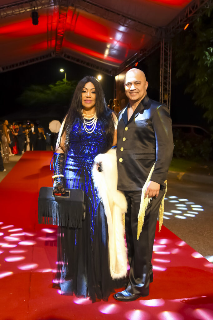 Premios Glamour Music Awards 2025 celebró su majestuosa gala de premiación desde el Teatro La Fiesta del Hotel Jaragua, donde la música, la comunicación y el arte dominicano brillaron con esplendor. El evento fue transmitido a todo el país a través de Telecentro, canal 13, y para los Estados Unidos mediante Telemicro Internacional, llevando la magia del talento nacional a nivel internacional.