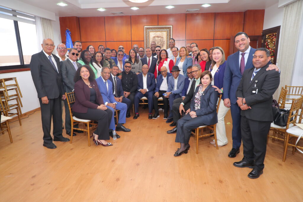 El presidente de la Cámara de Diputados, Alfredo Pacheco encabezó este miércoles una reunión con cantantes de merengue y bachata, donde fue presentado un proyecto de ley para la promoción, protección, preservación y difusión de estos dos ritmos musicales.