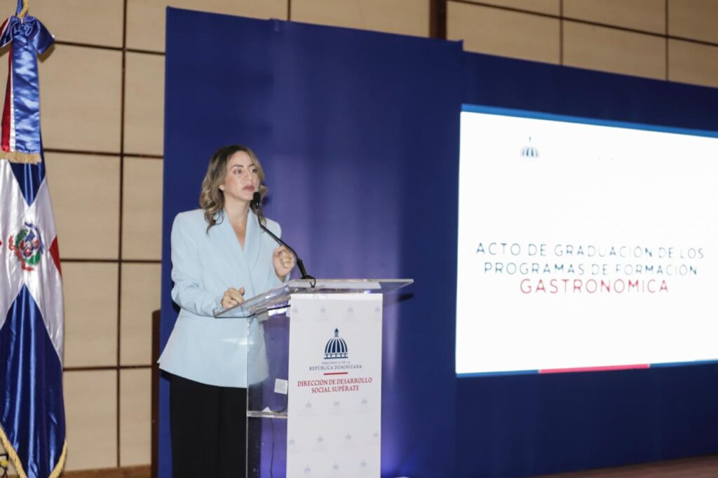 La Dirección de Desarrollo Social Supérate celebró la graduación de 300 estudiantes del Centro de Superación Gastronómica Supérate (CSGS) de Los Botados, Boca Chica, provincia Santo Domingo; quienes culminaron satisfactoriamente su ciclo formativo en áreas de hostelería y cocina profesional.