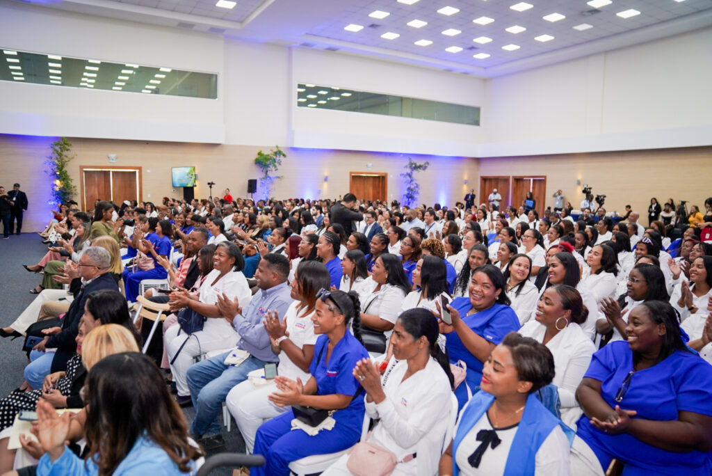 La Dirección de Desarrollo Social Supérate llevó a cabo este miércoles, en el marco de la “Semana de los Cuidados 2025”, la habilitación de la tercera cohorte de personas cuidadoras de República Dominicana; 87 nuevas cuidadoras y cuidadores de Azua (53) y Santo Domingo Este (35).