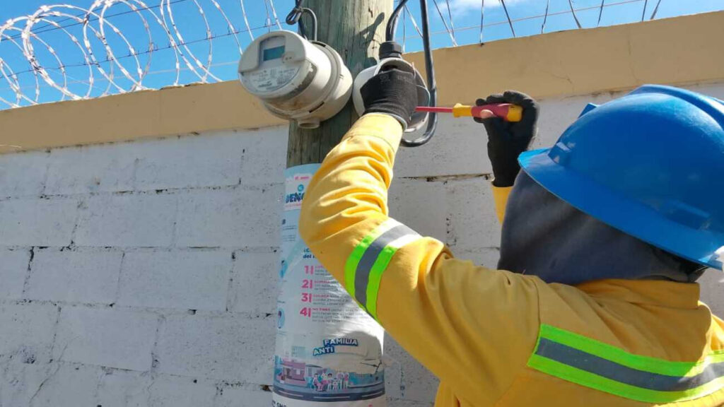 En el marco de su lucha contra el fraude eléctrico, Edesur Dominicana logró facturar, en solo 10 meses, más de 46 millones de pesos mediante la normalización de usuarios que estaban conectados de manera fraudulenta a su red de distribución.